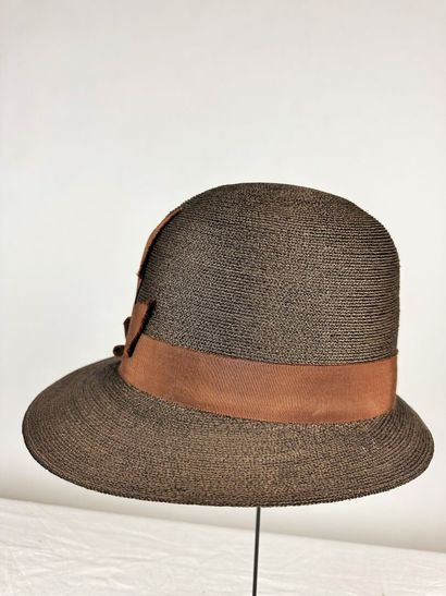 Un chapeau cloche pour dame en paille chataigne...
