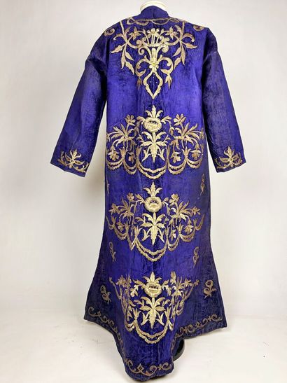 Une robe et un kaftan de cérémonie brodés...