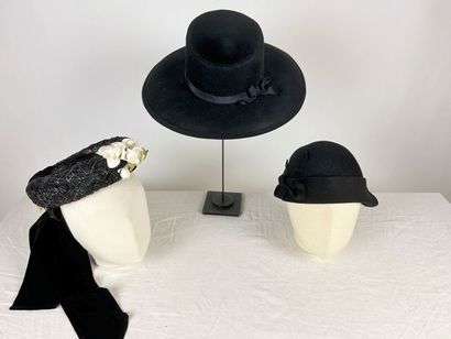 Trois chapeaux et bibis de mode des années...