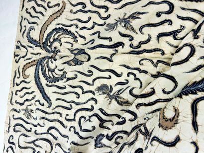 Un grand panneau de Batik fond écru à motifs...