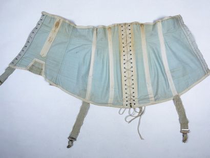 Deux corsets baleinés en coutil et quatre...