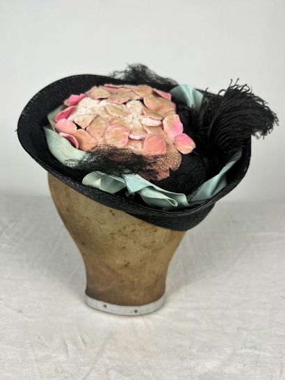Trois chapeaux de mode pour dame dont une...