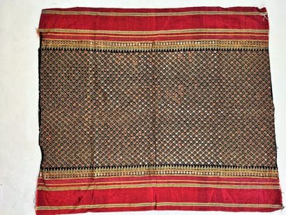 Un textile Kutch, lampas en taffetas rouge...