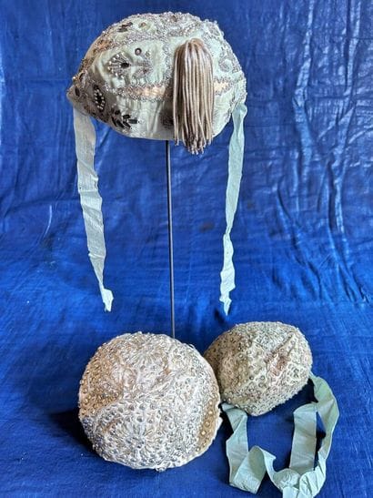 Trois bonnets de cérémonie à clinquants pour...