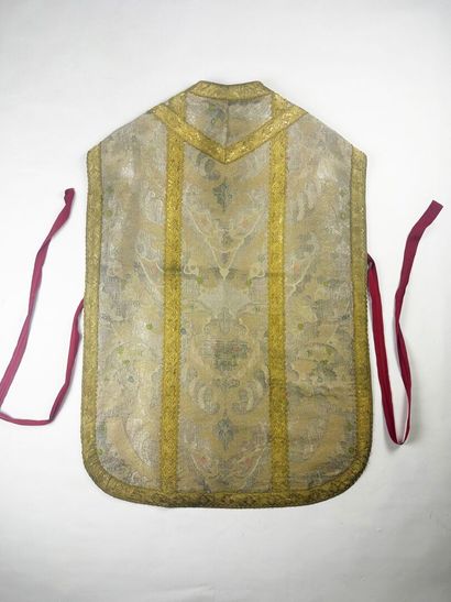 Précieuse chasuble à la romaine en drap d'or...