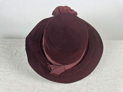 Cinq chapeaux de mode en feutre noir des...