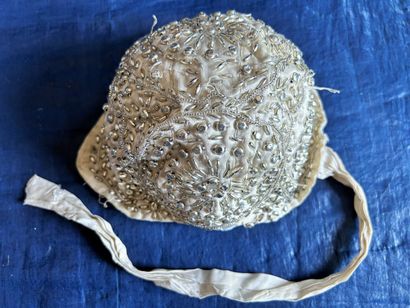 Trois bonnets de cérémonie à clinquants pour...