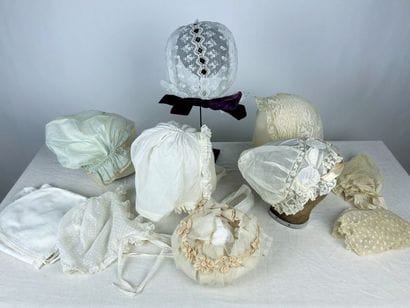 Un ensemble de douze coiffes de jour, charlottes,...