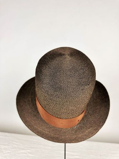 Un chapeau cloche pour dame en paille chataigne...