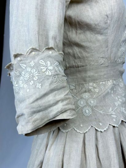 Jupe et blouse en lin écru à broderie blanche,...