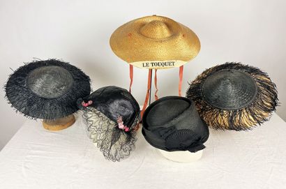 Deux capotes de mode en paille noire pour...