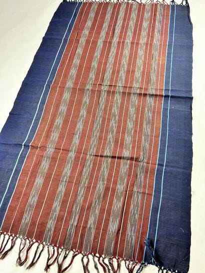 Deux pagnes en ikat de coton indigo de Timor,...
