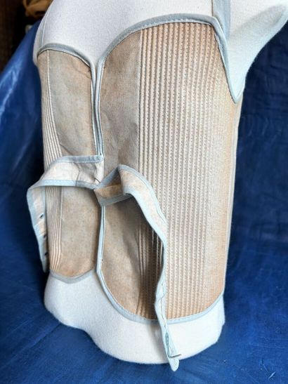 Trois corsets en coutil et coton blanc pour...