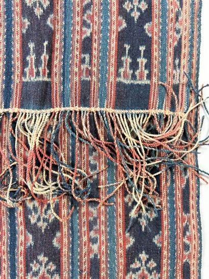 Deux pagnes en ikat de coton indigo de Timor,...