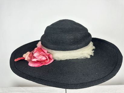 Quatre chapeaux de mode en paille noire pour...