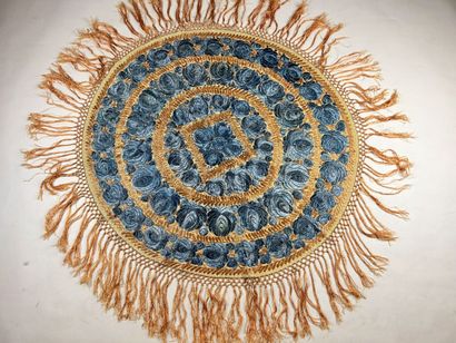 Un nappe ronde brodée, Hongrie, première...