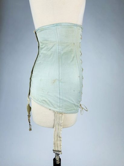 Deux corsets baleinés en coutil et quatre...