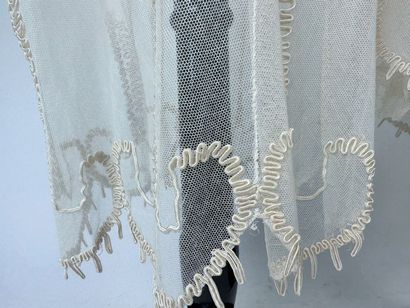 Une robe et cape de cérémonie pour fillette...