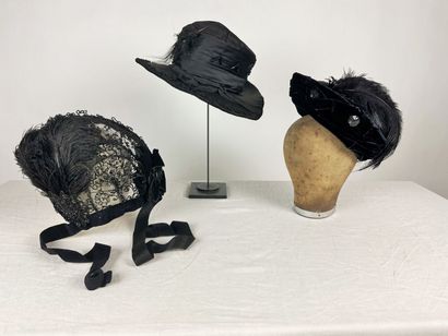 Trois remarquables chapeaux et bibi noirs...