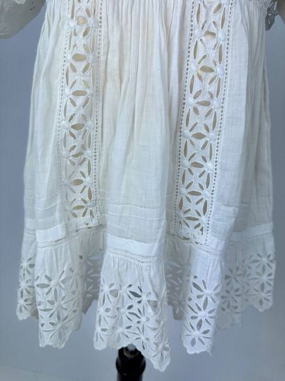 Deux robes de baptême en broderie anglaise...