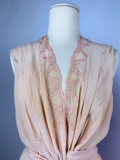 Trois robes longues, déshabillés pour le...