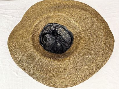 Trois gigantesques chapeaux de mode pour...