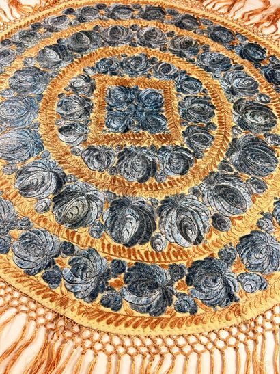 Un nappe ronde brodée, Hongrie, première...