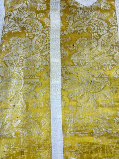 Deux chasubles à la romaine en drap d'or...