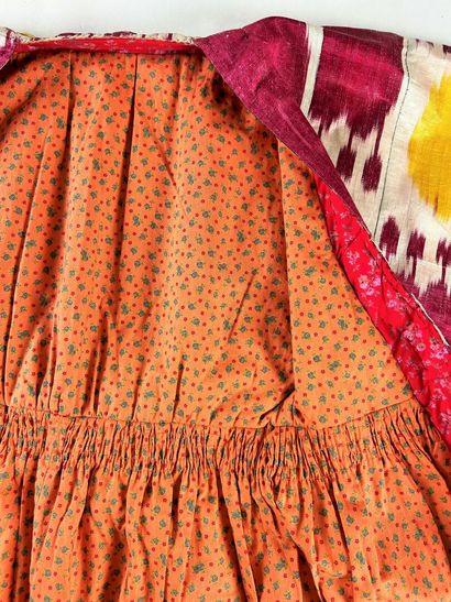 Une robe Chapan en ikat de soie à apprêt...