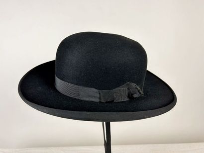 Quatre chapeaux melon en feutre noir, à bords...