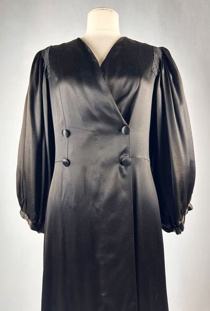 Robe Redingotte longue pour le soir en satin...