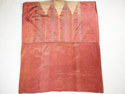 Un kaftan en tapisserie de soie saumon dit...