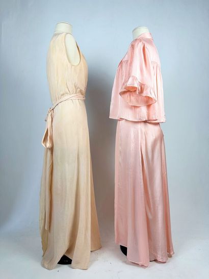 Trois robes longues, déshabillés pour le...