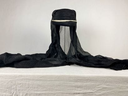 Quatre chapeaux de mode et bibis noir dont...