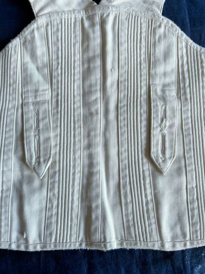 Trois corsets en coutil et coton blanc pour...