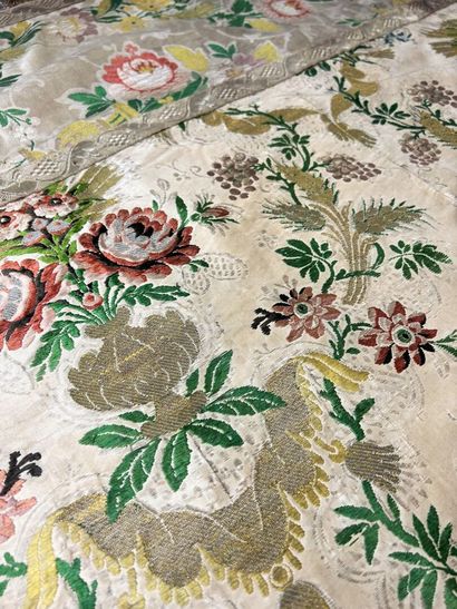 Une chasuble romaine et une châpe pluvial...