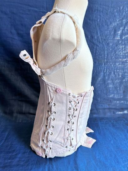 Un étonnant corset orthopédique en coutil...