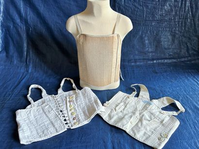 Trois corsets en coutil et coton blanc pour...