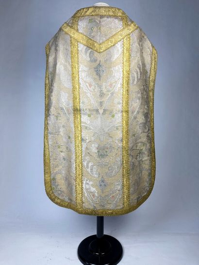 Précieuse chasuble à la romaine en drap d'or...