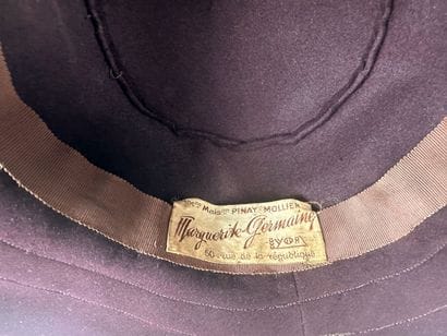 Cinq chapeaux de mode en feutre noir des...