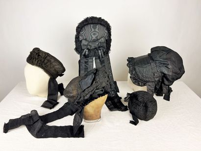Une série de coiffes noires de deuil et de...
