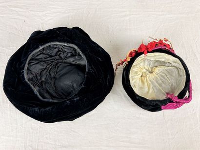 Quatre chapeaux de mode en velours noir pour...