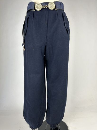 Un pantalon de métier en drap de laine bleu-marine...