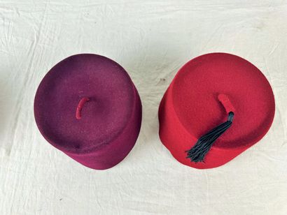 Trois chéchias en feutre de laine rouge,...