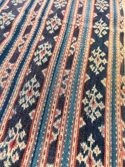Deux pagnes en ikat de coton indigo de Timor,...