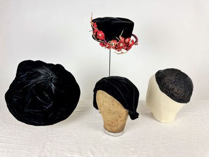Quatre chapeaux de mode en velours noir pour...