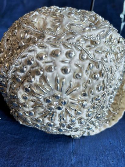 Trois bonnets de cérémonie à clinquants pour...