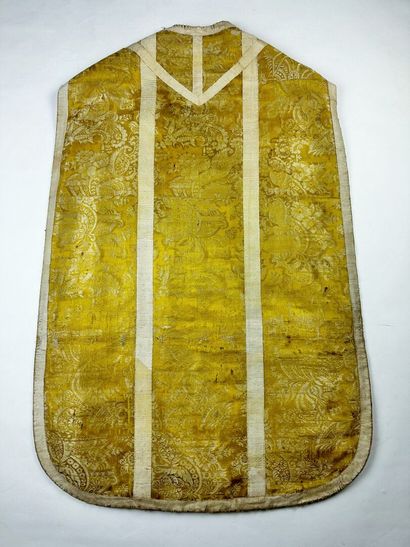 Deux chasubles à la romaine en drap d'or...