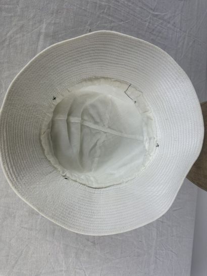 Trois casquettes à la marinière pour le tourisme...