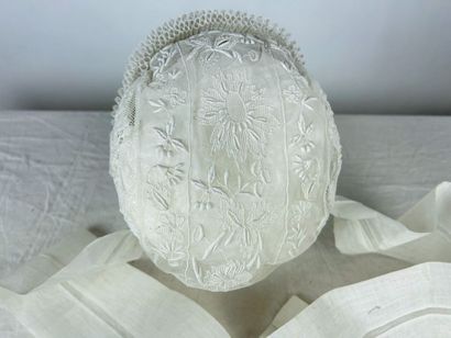 Cinq coiffes de fête en tulle blanc brodé,...